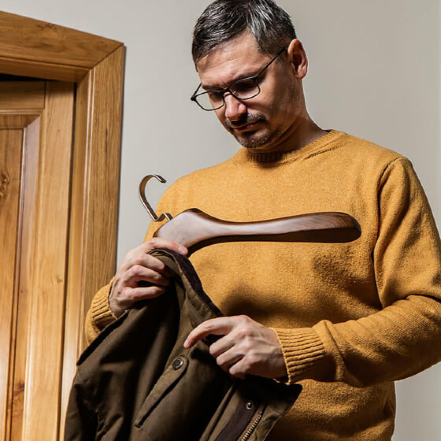 A ruha-vállfák a nehéz ruhadarabokat is elbírják. A ruha-vállfák a nehéz ruhadarabokat is elbírják.